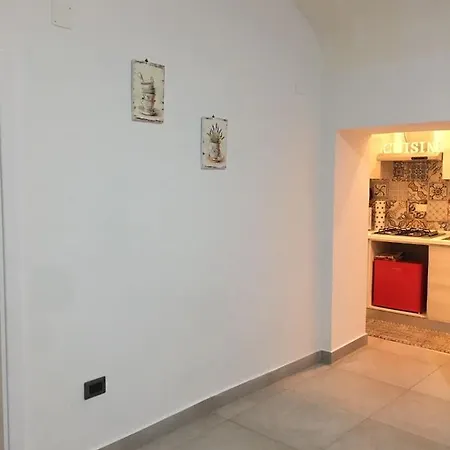 Chiaia 23 *